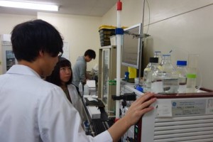 タンパク質の分離精製について学び、実際に分離装置を操作してみました。