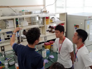 笠井准教授より実験原理の説明を受けている様子