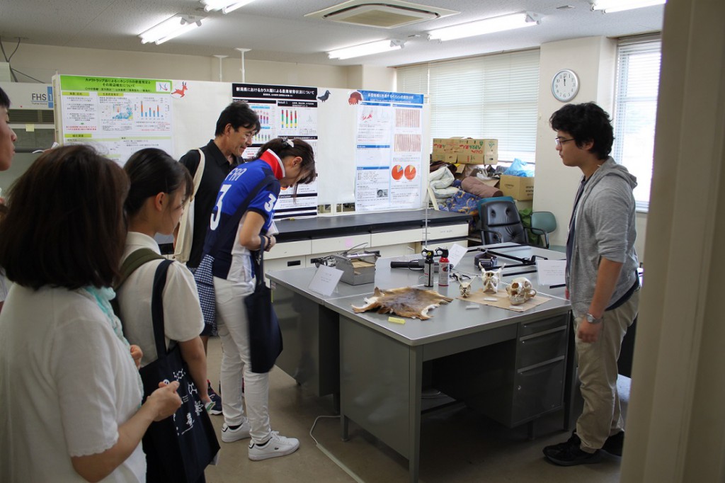 公開研究室見学の様子 (野生動物管理工学研究室)