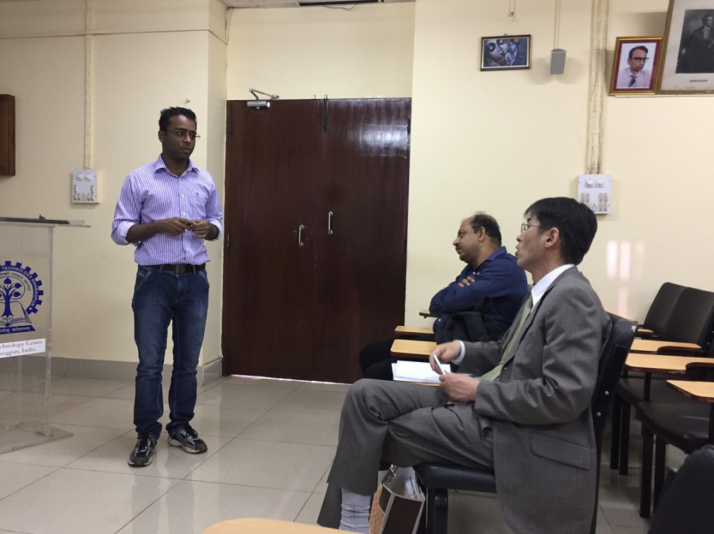 インド工科大学カラグプル校での研究紹介で、白熱した議論を行う佐藤准教授