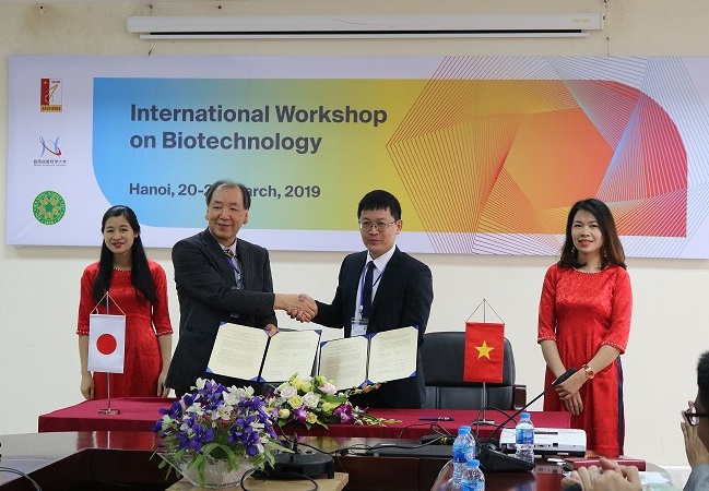 城所 俊一 生物機能工学専攻長とAssoc. Prof. Chu Ky Son,との調印式